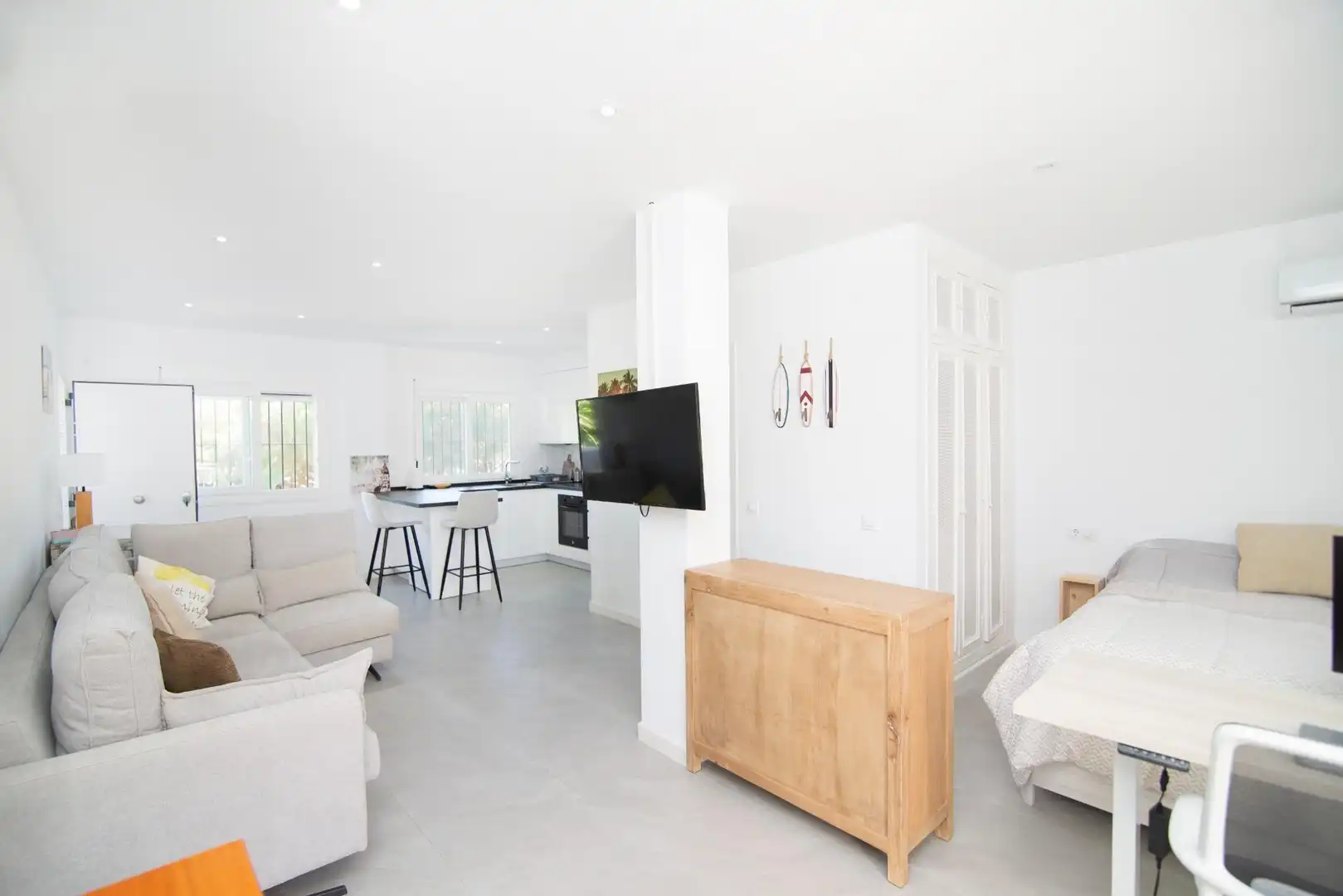 Sala d'estar de Apartament en venda en Chiclana de la Frontera amb Aire condicionat, Jardí privat i Terrassa