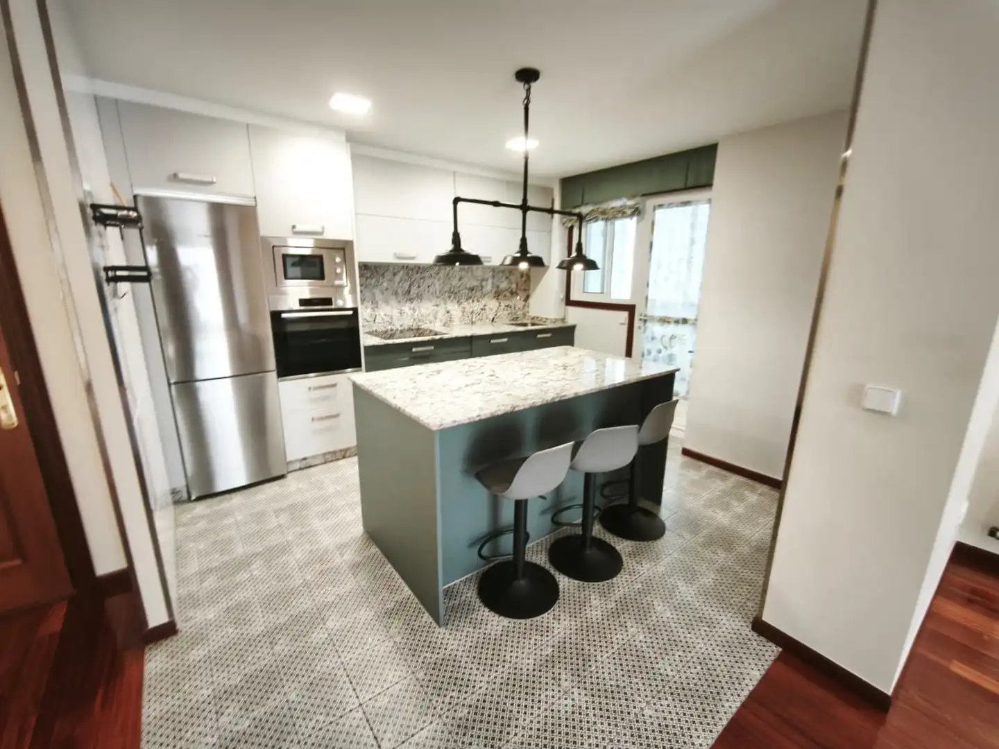 Cocina de Piso de alquiler en Vigo  con Calefacción, Parquet y Horno