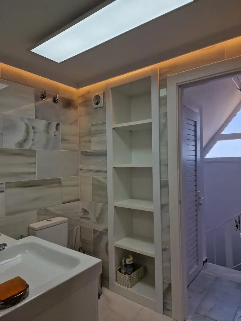 Badezimmer von Maisonette zur Miete in Estepona mit Klimaanlage, Terrasse und Schwimmbad