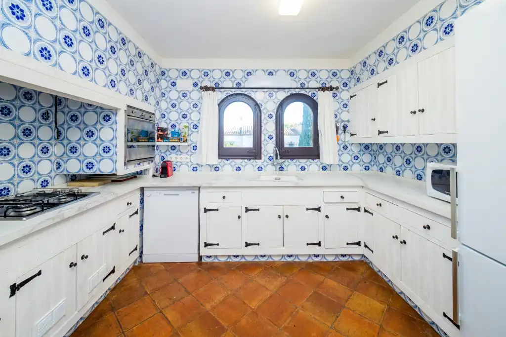 Küche von Haus oder Chalet zum Verkauf in Castell d'Aro, Platja d'Aro i s'Agaró mit Klimaanlage, Heizung und Privatgarten