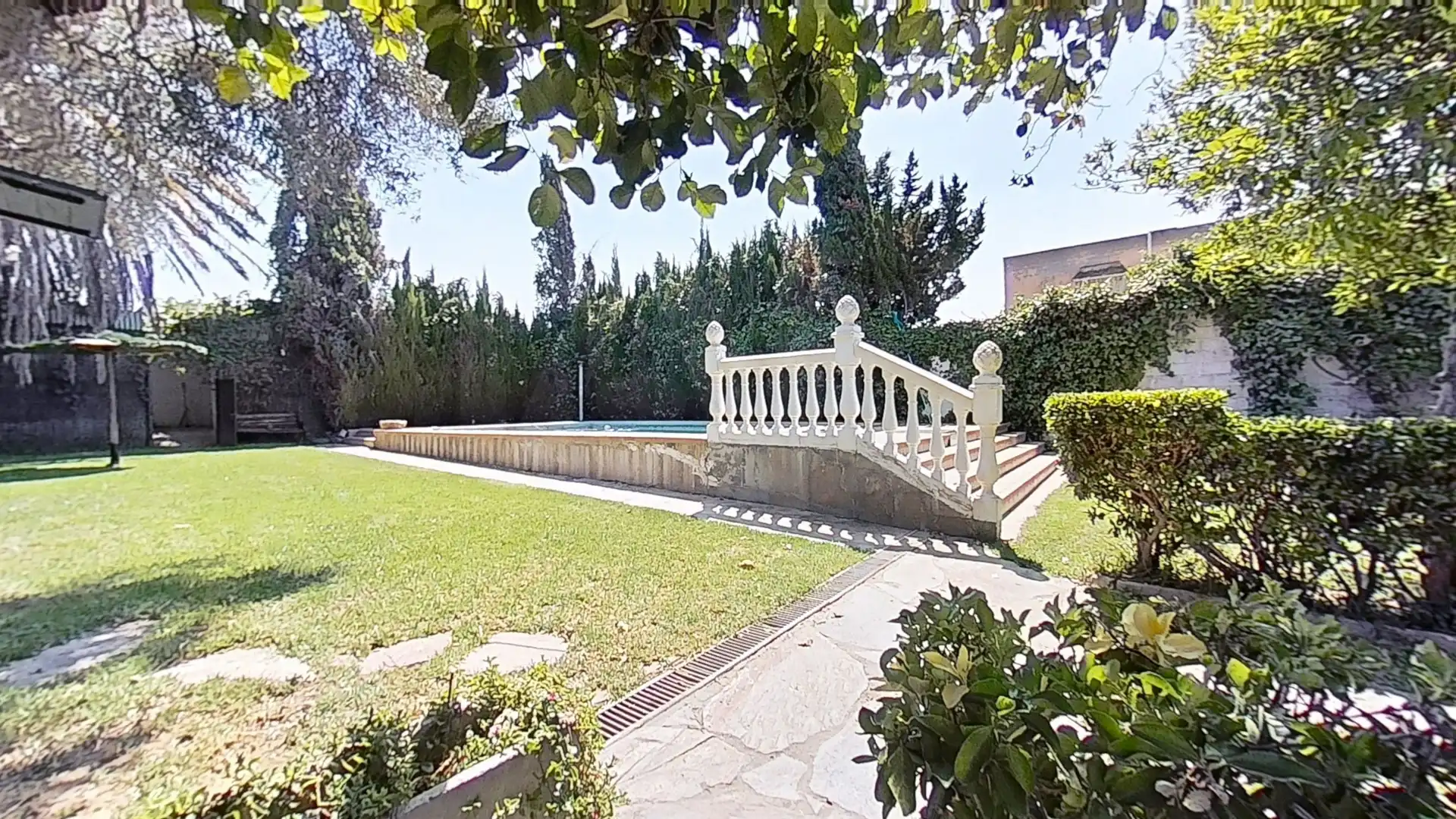 Garden of Houses for sale in Dos Hermanas  with Air Conditioner, Heating and Swimming Pool