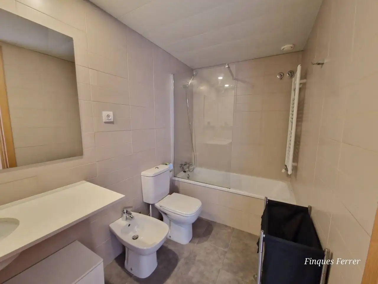 Baño de Piso de alquiler en Cubelles con Aire acondicionado, Calefacción y Parquet