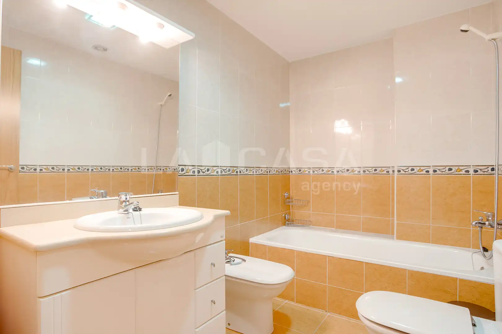 Baño de Piso en venta en Santa Coloma de Gramenet con Calefacción, Terraza y Trastero