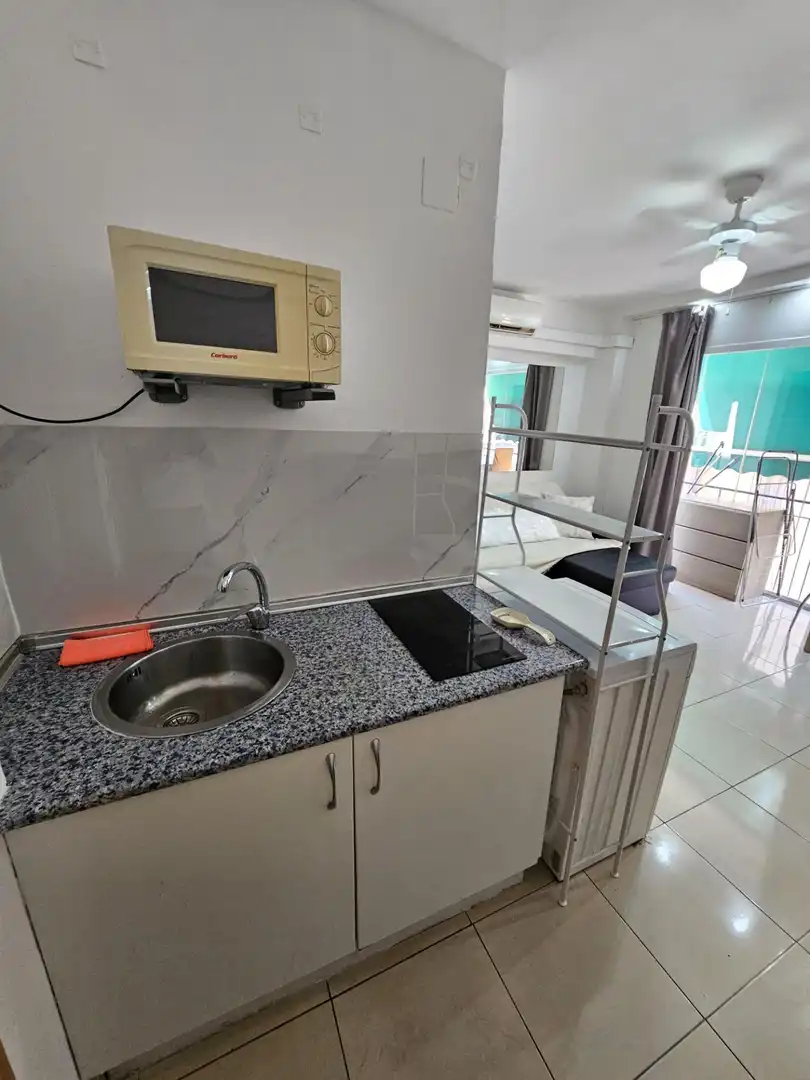 Cuina de Estudi de lloguer en Benidorm amb Aire condicionat, Terrassa i Moblat