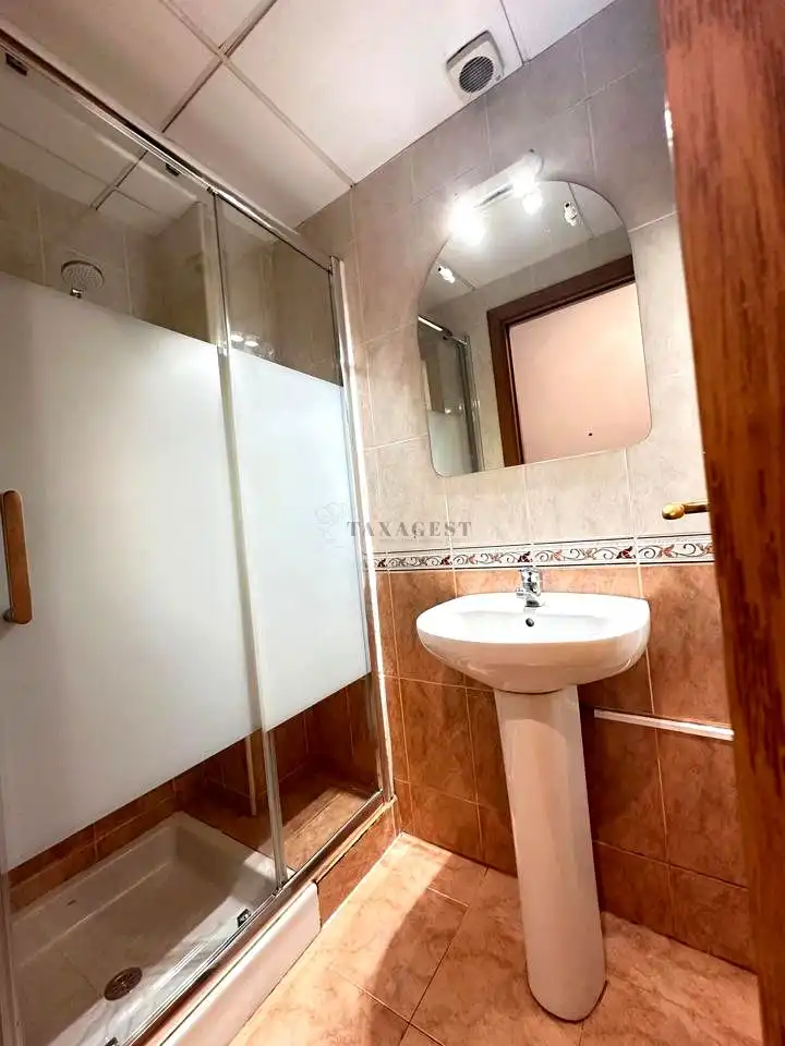 Baño de Piso de alquiler en Roquetes con Aire acondicionado, Terraza y Amueblado