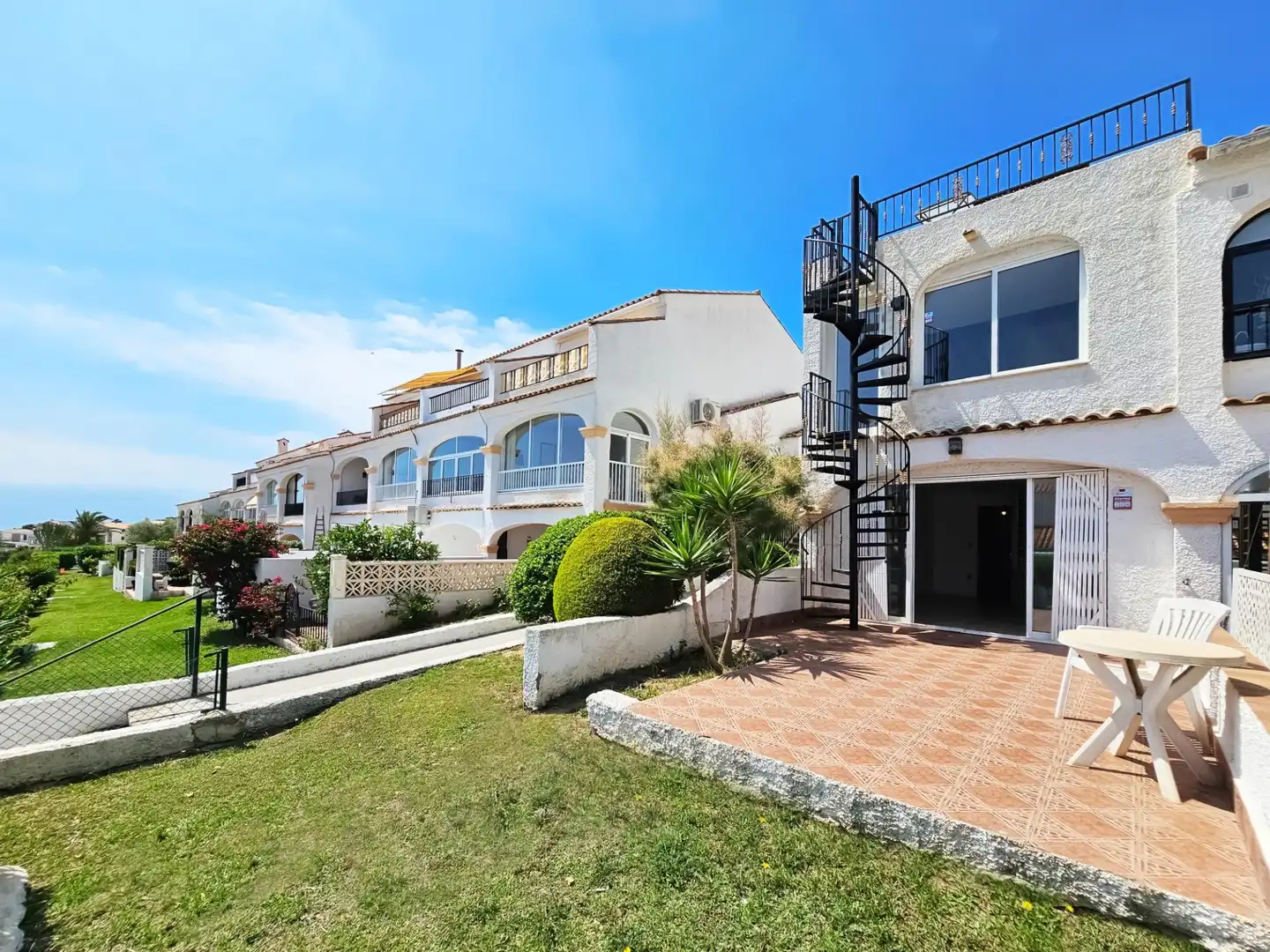Vista exterior de Casa o xalet en venda en Santa Pola amb Terrassa, Jacuzzi i Piscina comunitària