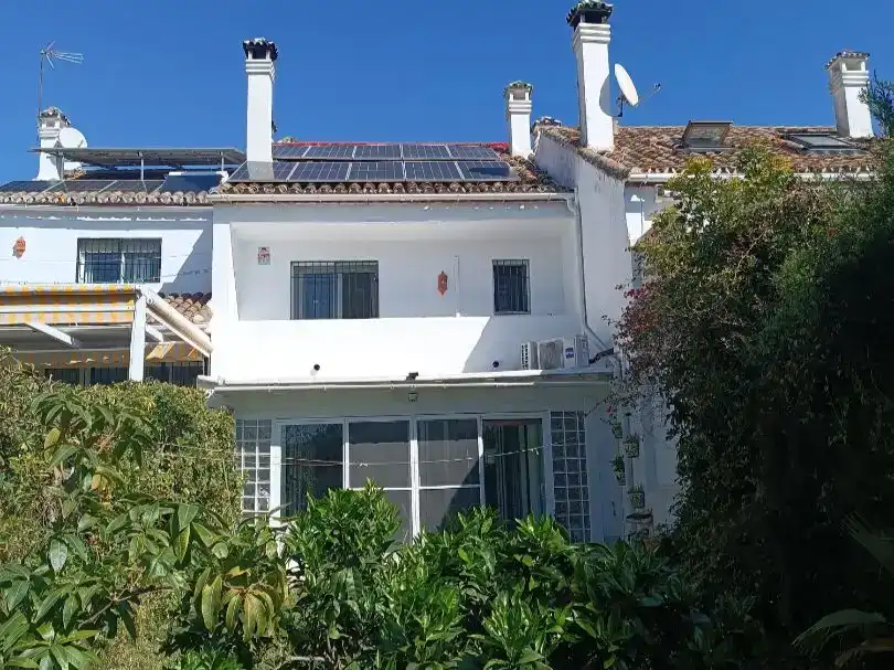 Vista exterior de Casa o chalet en venta en Marbella con Piscina