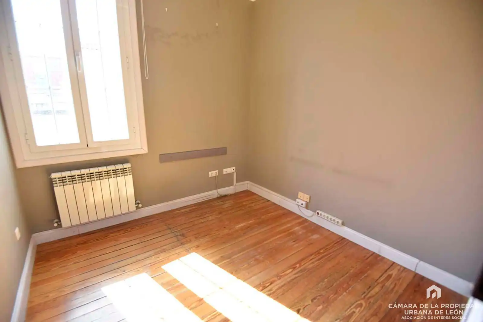Habitación de Piso de alquiler en León Capital  con Calefacción