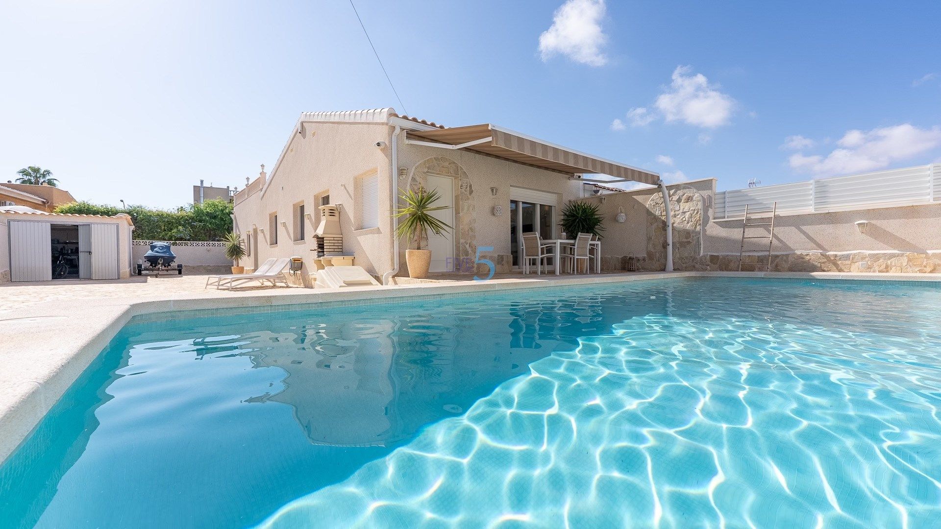Swimming pool of House or chalet for sale in Torrevieja  with Air Conditioner, Terrace and Swimming Pool