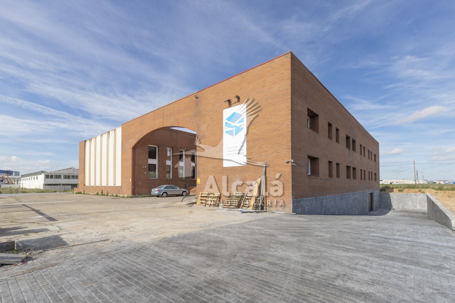 Vista exterior de Nau industrial en venda en Alcalá de Henares