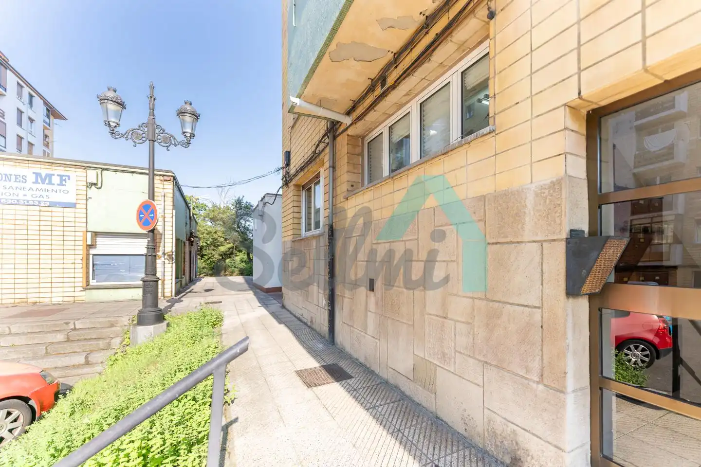 Vista exterior de Planta baja para compartir en Oviedo  con Calefacción, Amueblado y Internet