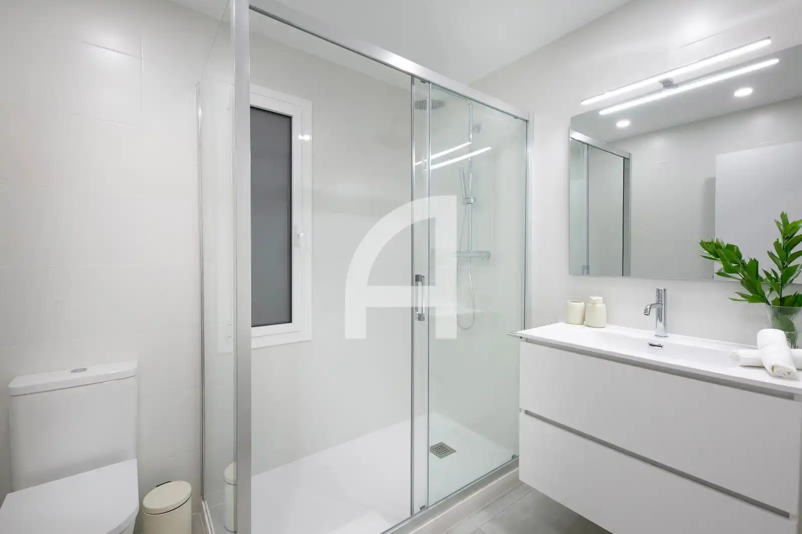 Badezimmer von Wohnung zum Verkauf in Barcelona mit Klimaanlage, Heizung und Parkett