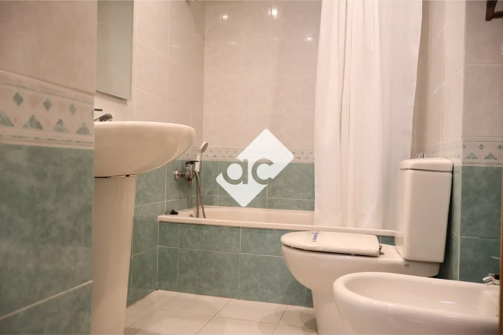Baño de Apartamento de alquiler en Valencia con Aire acondicionado, Calefacción y Amueblado