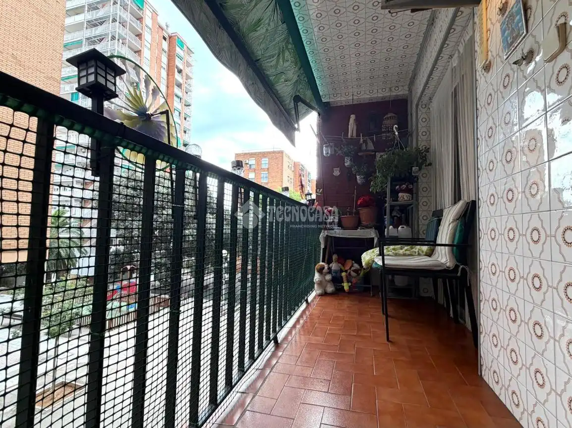 Flat with terrace for sale in Salut - Lloreda, imagen 2