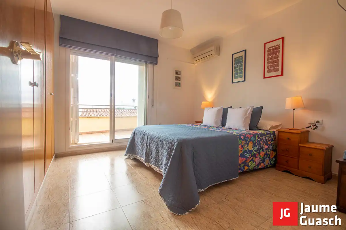 Schlafzimmer von Einfamilien-Reihenhaus zum Verkauf in Torredembarra mit Klimaanlage, Heizung und Privatgarten