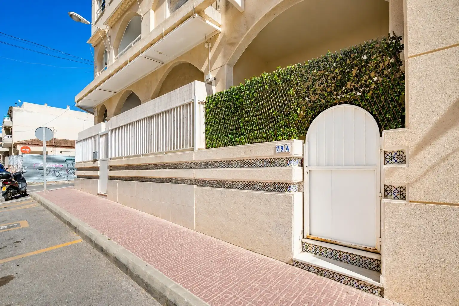 Vista exterior de Planta baixa en venda en Torrevieja amb Aire condicionat, Moblat i Rentadora