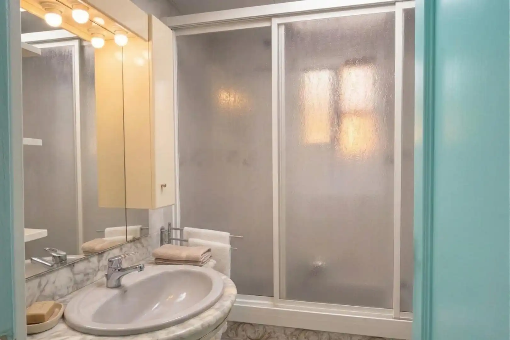 Bathroom of Flat for sale in Zaragoza  with Heating, Terrace and Furnished