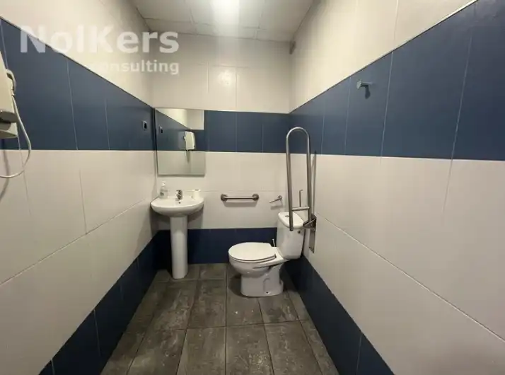 Badezimmer von Büro zur Miete in Gavà mit Klimaanlage und Heizung