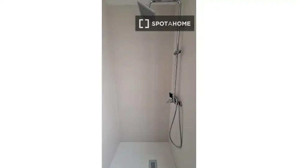 Bathroom of Study for share in Sevilla  with Air Conditioner, Heating and Terrace