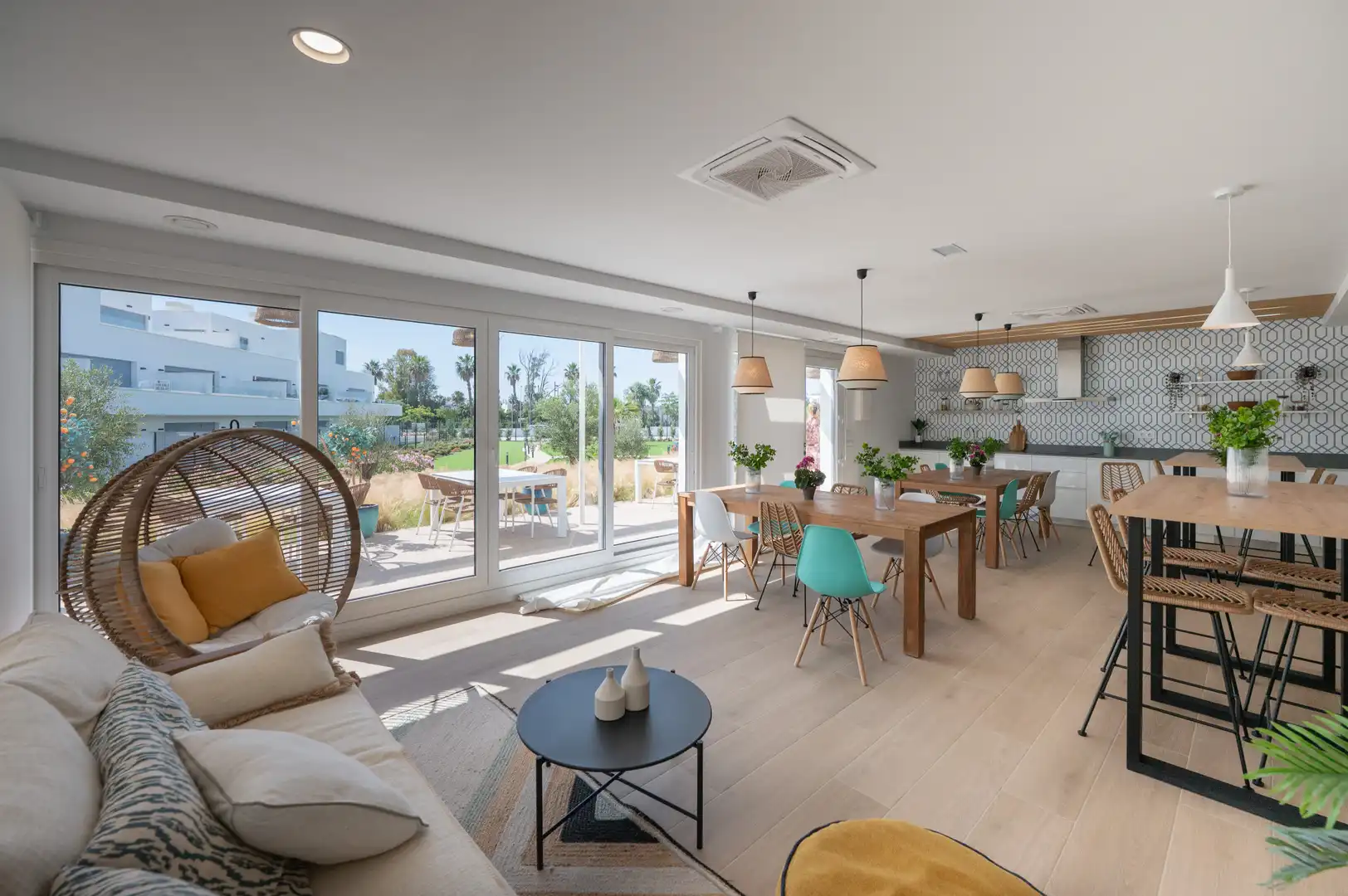Living room of Ground floor for sale in Estepona  with Air Conditioner, Private garden and Terrace