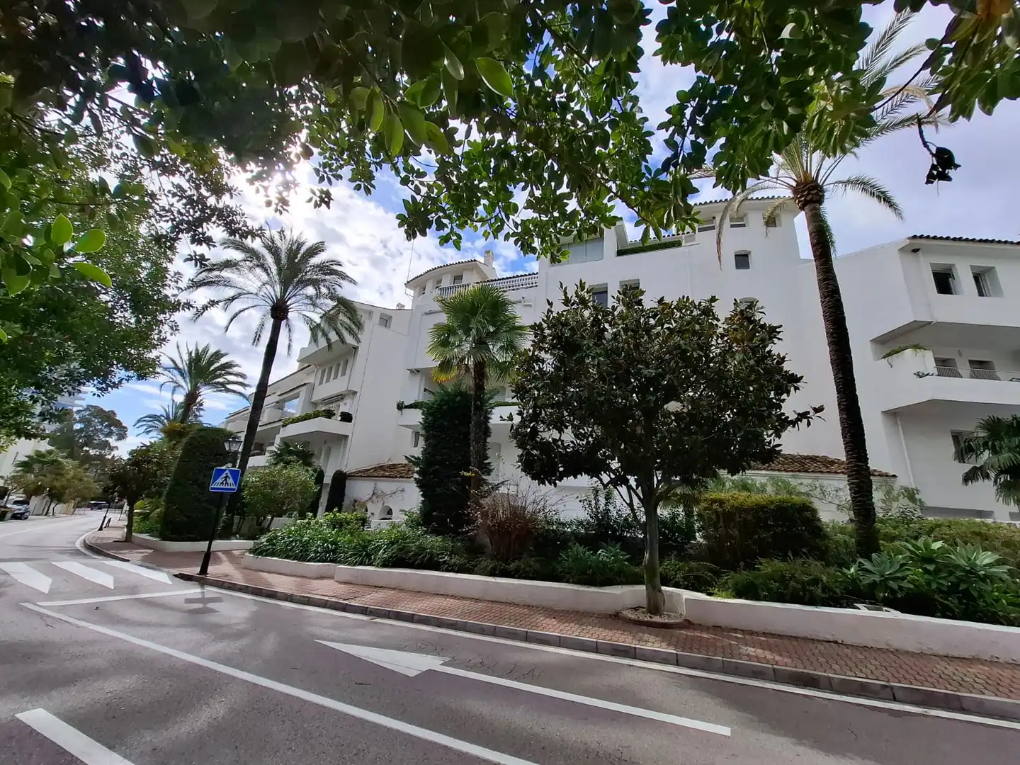 Vista exterior de Dúplex en venda en Marbella amb Aire condicionat, Calefacció i Jardí privat