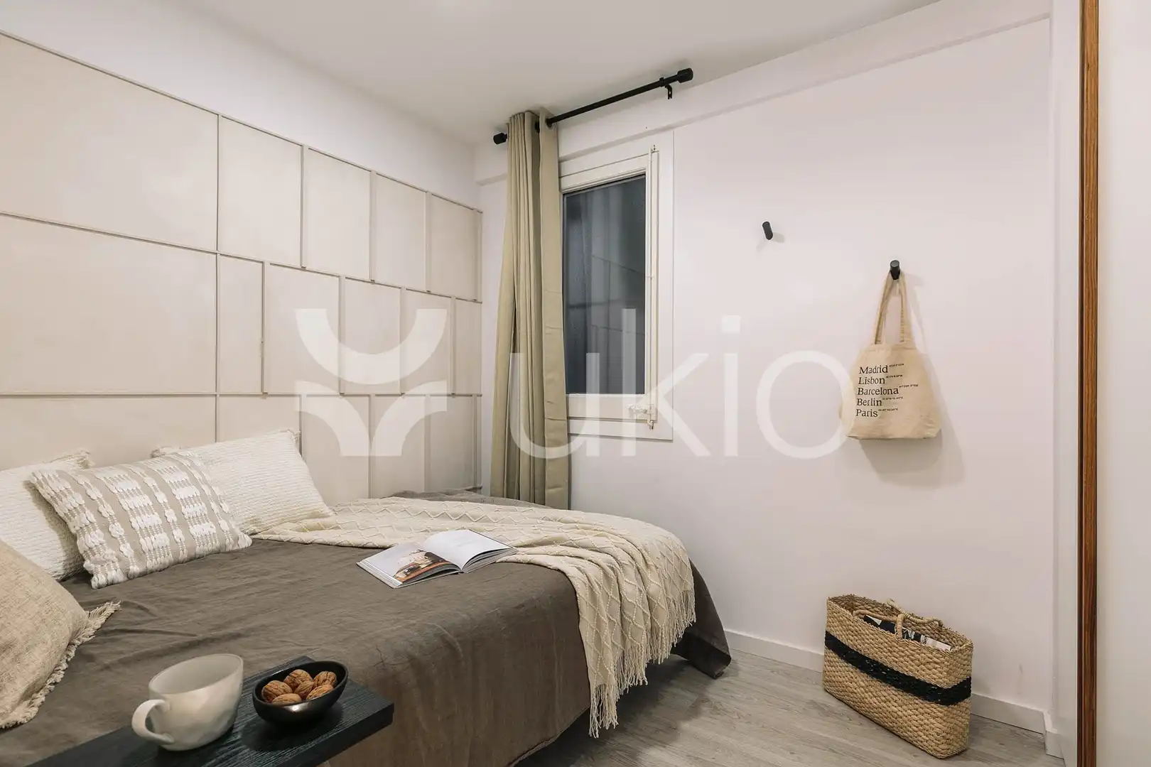 Dormitori de Apartament de lloguer en Barcelona amb Aire condicionat, Calefacció i Moblat