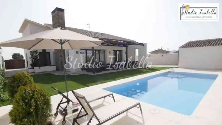 Piscina de Casa o xalet en venda en Cobisa amb Aire condicionat, Calefacció i Jardí privat