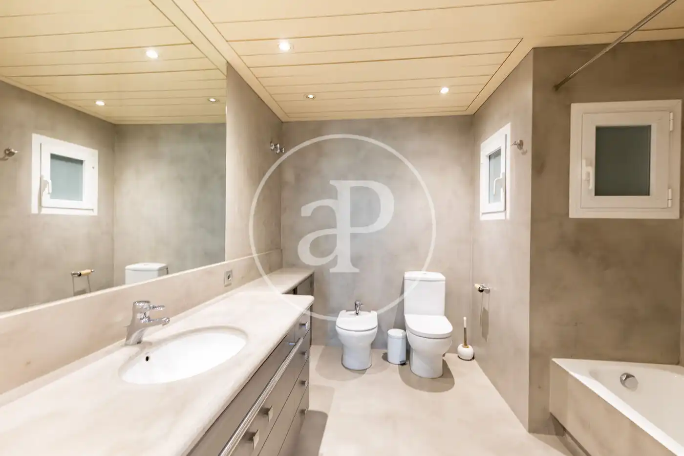 Bathroom of Flat for rent in Barcelona  with Air Conditioner, Heating and Terrace