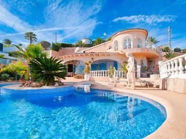 Chalet con piscina en venta en Casco Urbano