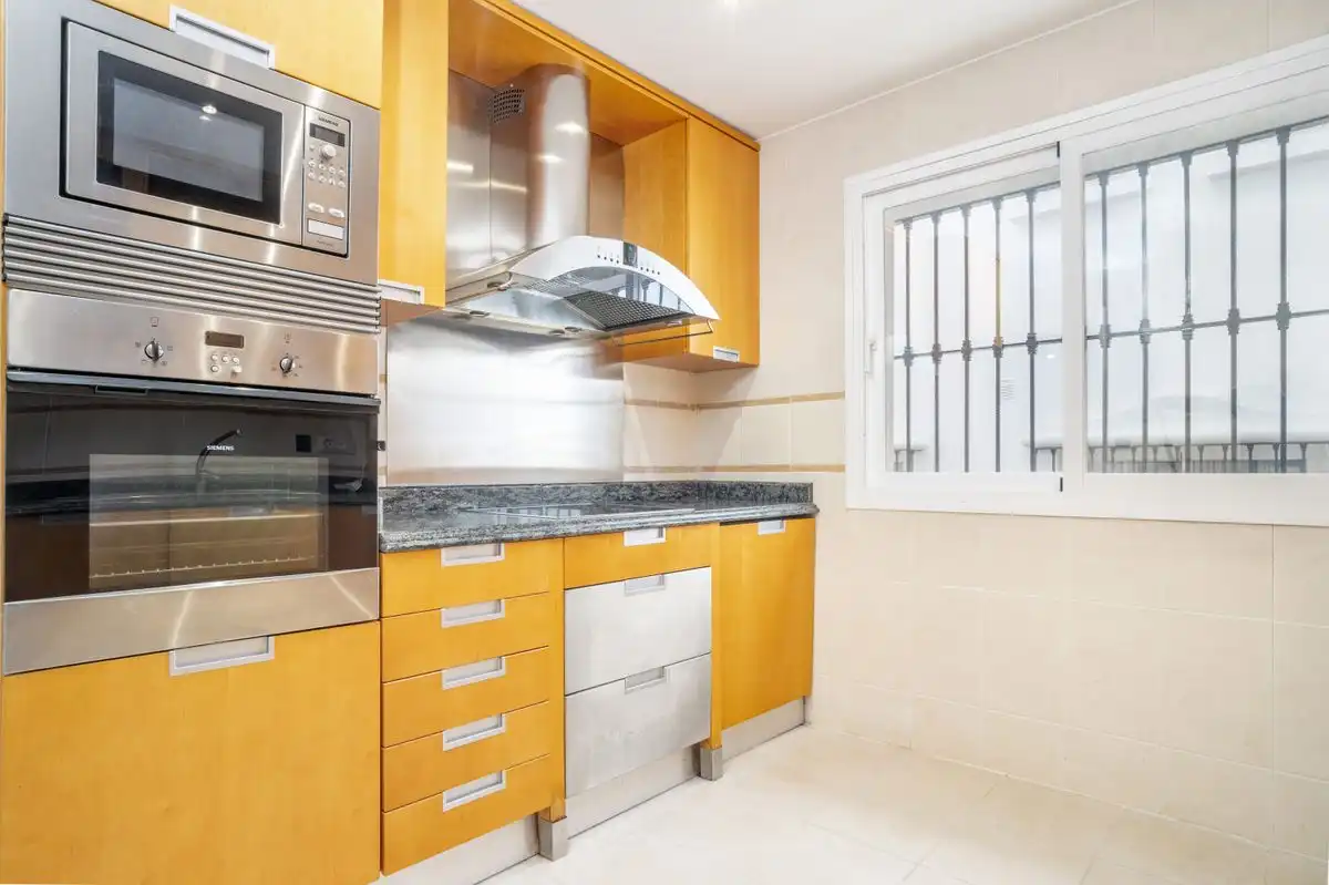 Cuina de Planta baixa en venda en Marbella amb Aire condicionat, Calefacció i Jardí privat