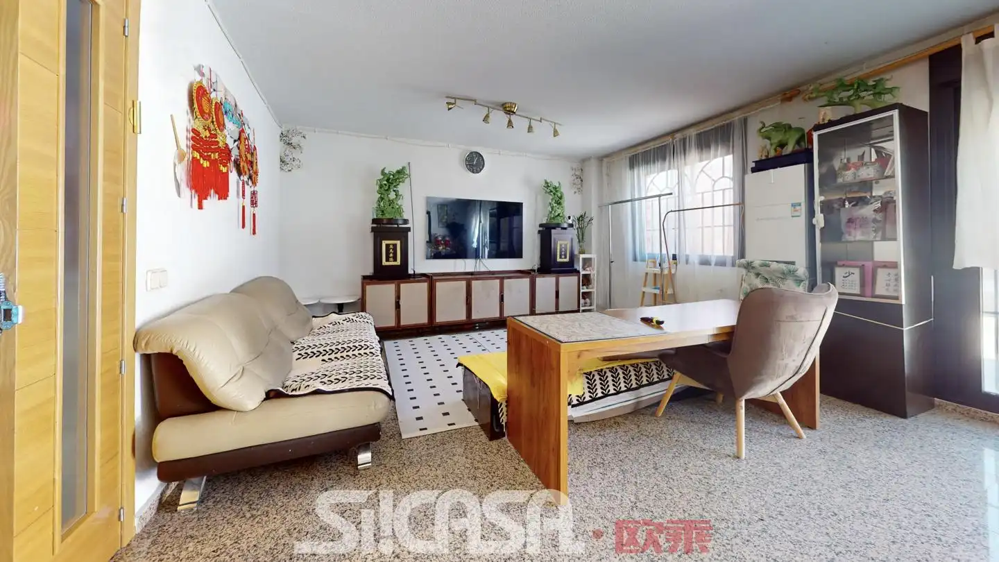 Wohnzimmer von Einfamilien-Reihenhaus zum Verkauf in Parla mit Klimaanlage, Heizung und Terrasse