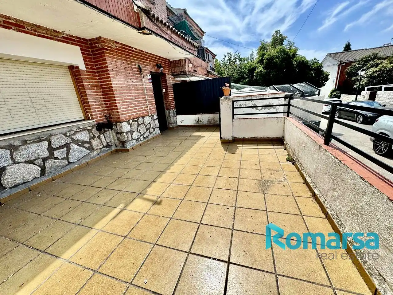 Vista exterior de Casa adosada en venda en Cebreros amb Calefacció, Jardí privat i Terrassa