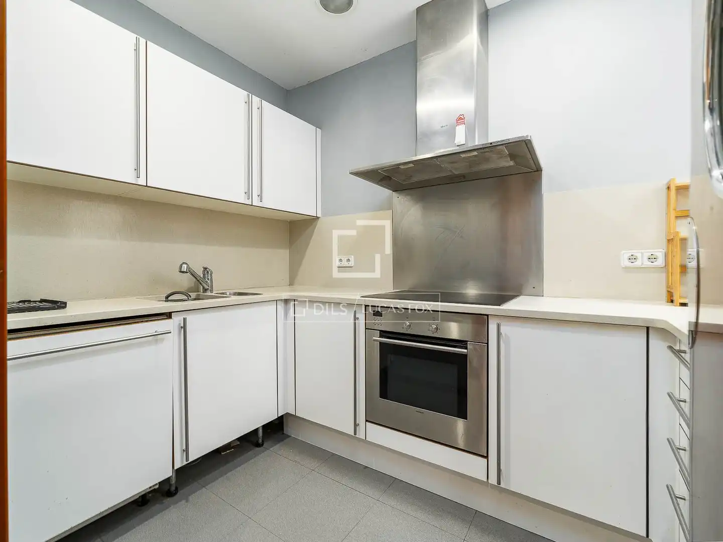 Küche von Wohnung zum Verkauf in Barcelona mit Klimaanlage und Heizung