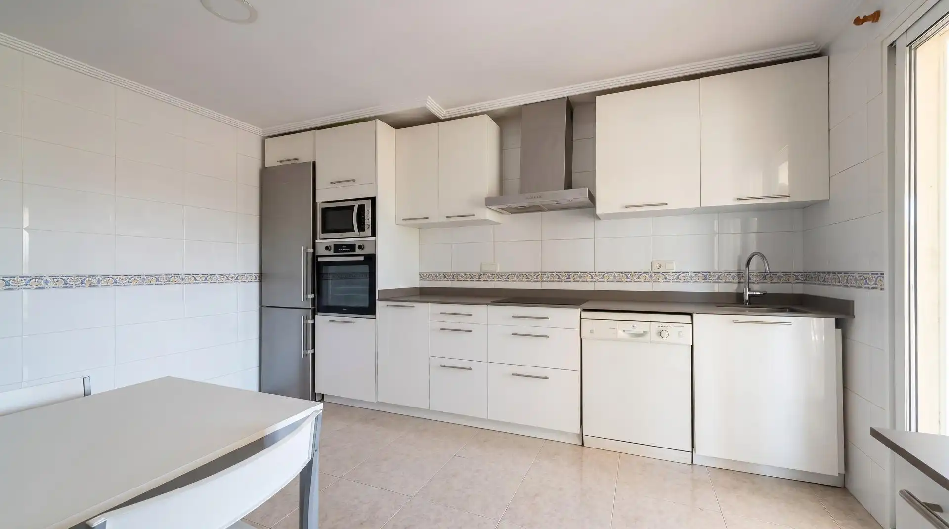 Cuina de Casa o xalet en venda en La Pobla de Vallbona amb Aire condicionat, Calefacció i Jardí privat