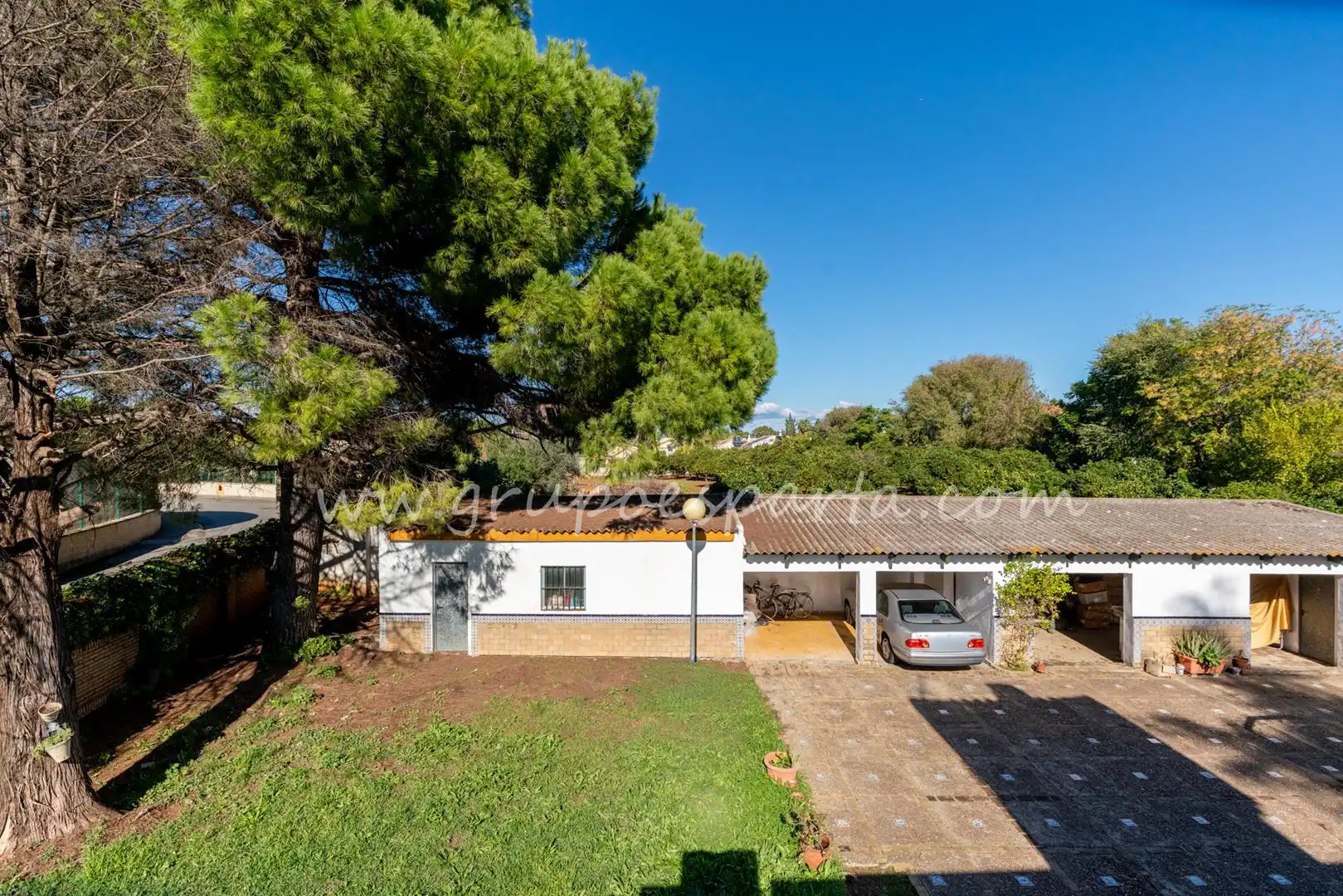 Vista exterior de Casa o xalet en venda en Espartinas amb Aire condicionat, Jardí privat i Terrassa