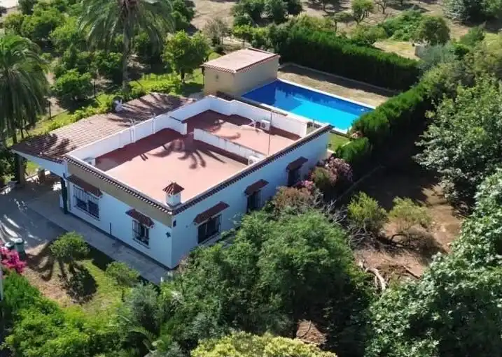 Vista exterior de Casa o xalet en venda en La Rinconada amb Jardí privat, Terrassa i Traster