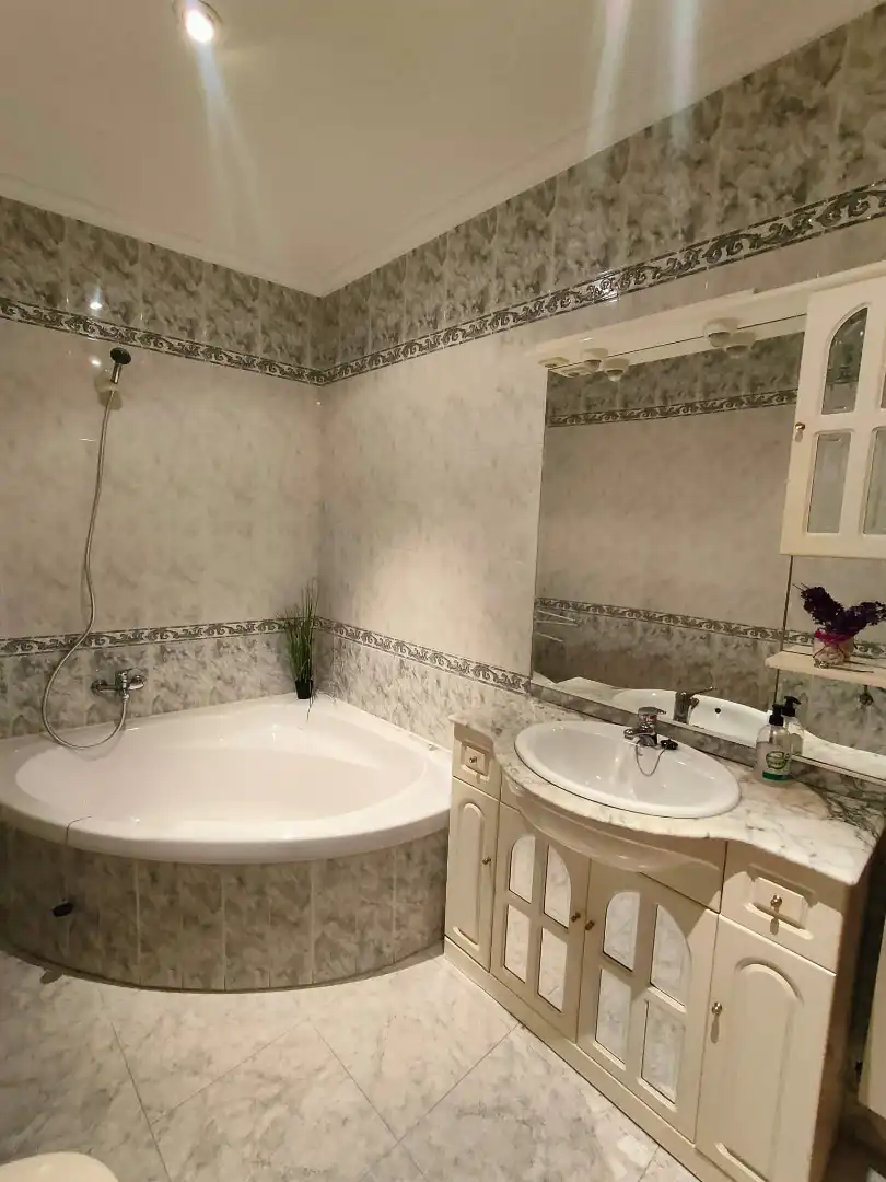 Bathroom of Flat for rent in Plasencia  with Air Conditioner, Heating and Terrace