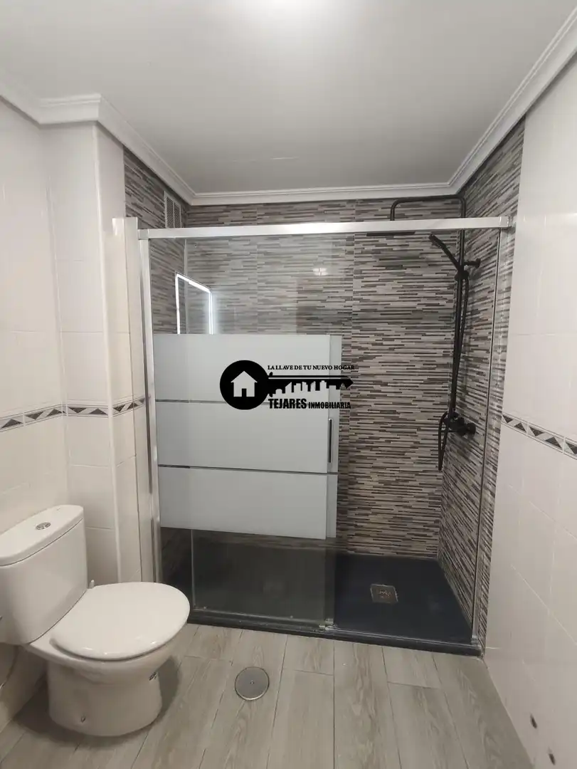 Baño de Piso en venta en Albacete con Calefacción, Trastero y Balcón