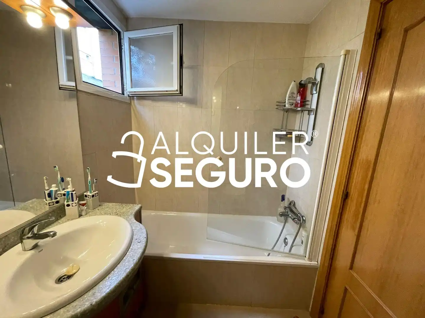 Baño de Piso de alquiler en Madrid con Calefacción, Trastero y Piscina