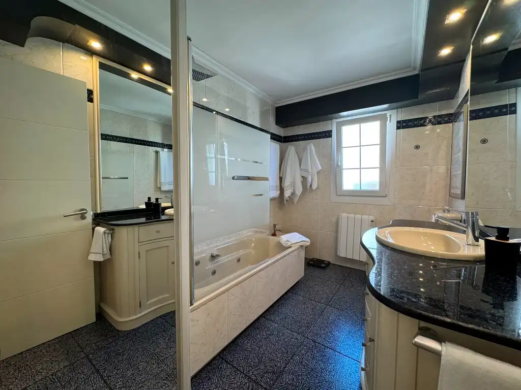 Baño de Piso en venta en Gijón  con Calefacción, Parquet y Horno