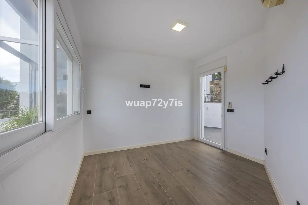 Sala d'estar de Casa adosada en venda en Marbella amb Aire condicionat, Terrassa i Traster