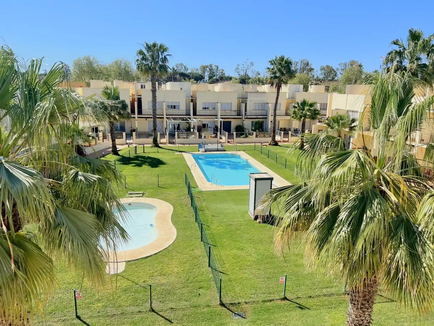 Außenansicht von Einfamilien-Reihenhaus zum Verkauf in Isla Cristina mit Klimaanlage, Heizung und Terrasse
