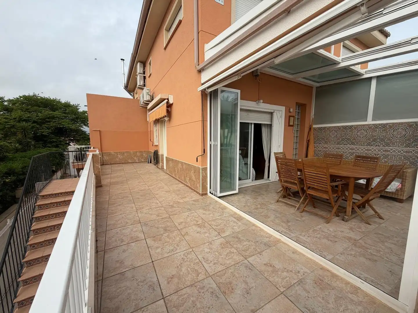Terrasse von Einfamilien-Reihenhaus zum Verkauf in Oliva mit Klimaanlage, Heizung und Privatgarten