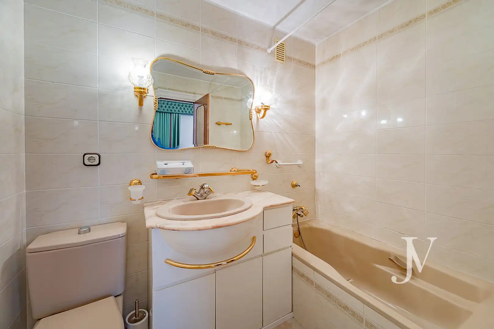 Baño de Piso en venta en Madrid con Calefacción, Horno y Lavadora