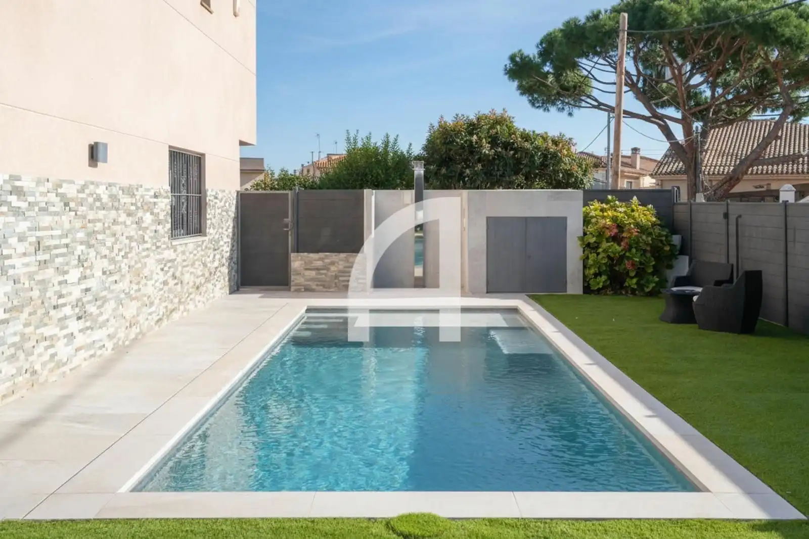 Schwimmbecken von Einfamilien-Reihenhaus zum Verkauf in Castell d'Aro, Platja d'Aro i s'Agaró mit Klimaanlage, Privatgarten und Terrasse
