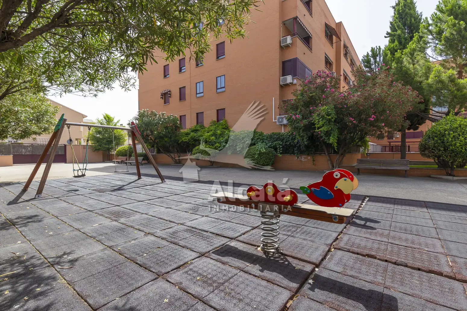 Vista exterior de Pis en venda en Alcalá de Henares amb Calefacció, Traster i Piscina