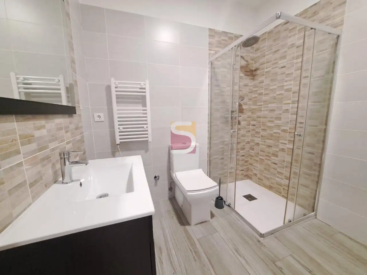 Baño de Piso de alquiler en San Cibrao das Viñas con Calefacción y Amueblado