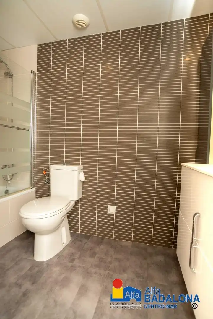 Baño de Piso en venta en Badalona con Aire acondicionado, Calefacción y Jardín privado