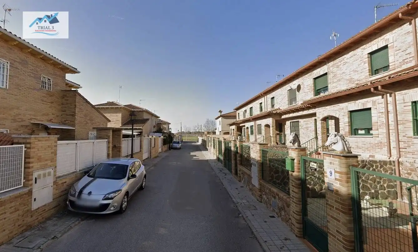 Vista exterior de Casa o xalet en venda en Cedillo del Condado amb Jardí privat