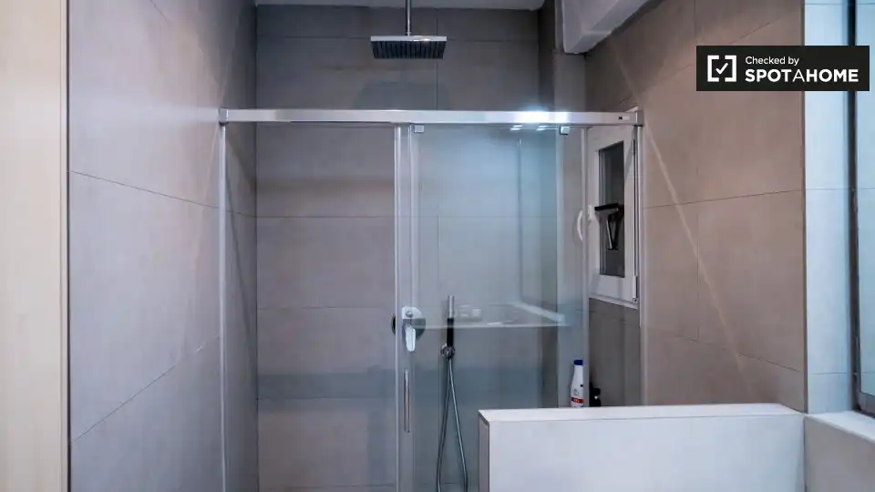 Bathroom of Flat for rent in Valencia  with Air Conditioner, Heating and Furnished